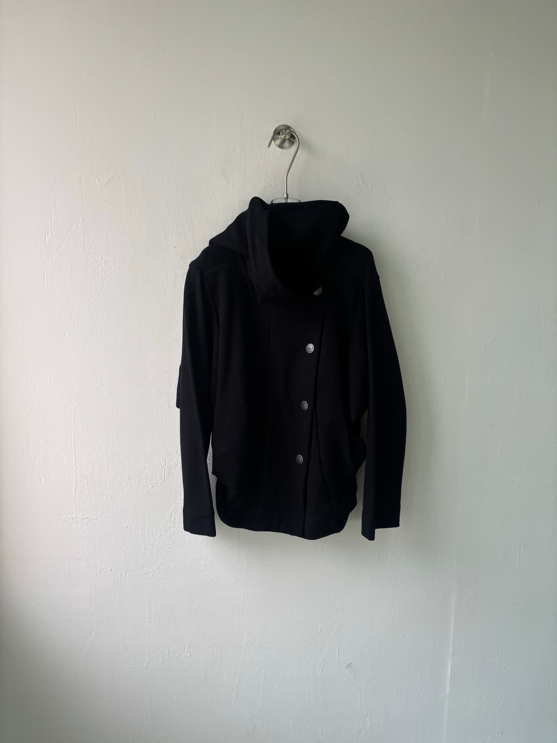 비비안 웨스트 우드 하이넥 사선 버튼 자켓  상품이미지1