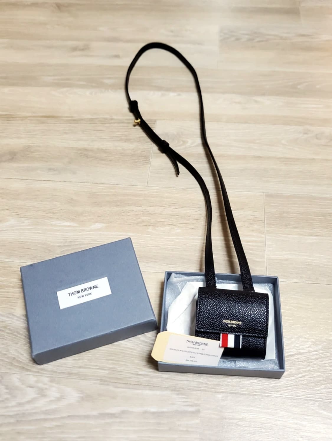 톰브라운 페블 레더 미니 파우치 위드 숄더 스트랩 상품이미지10