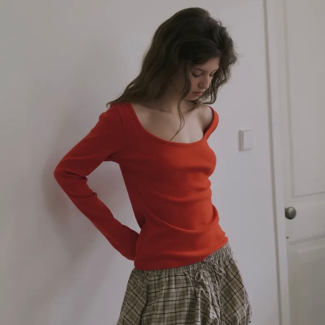 오버듀플레어 스쿱넥 티셔츠 레드 상품이미지1