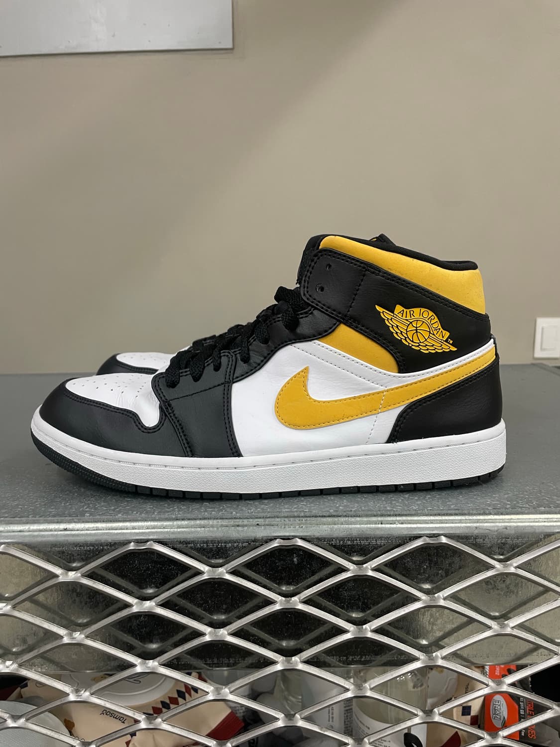 에어조던1 미드 폴른 300 상품이미지1