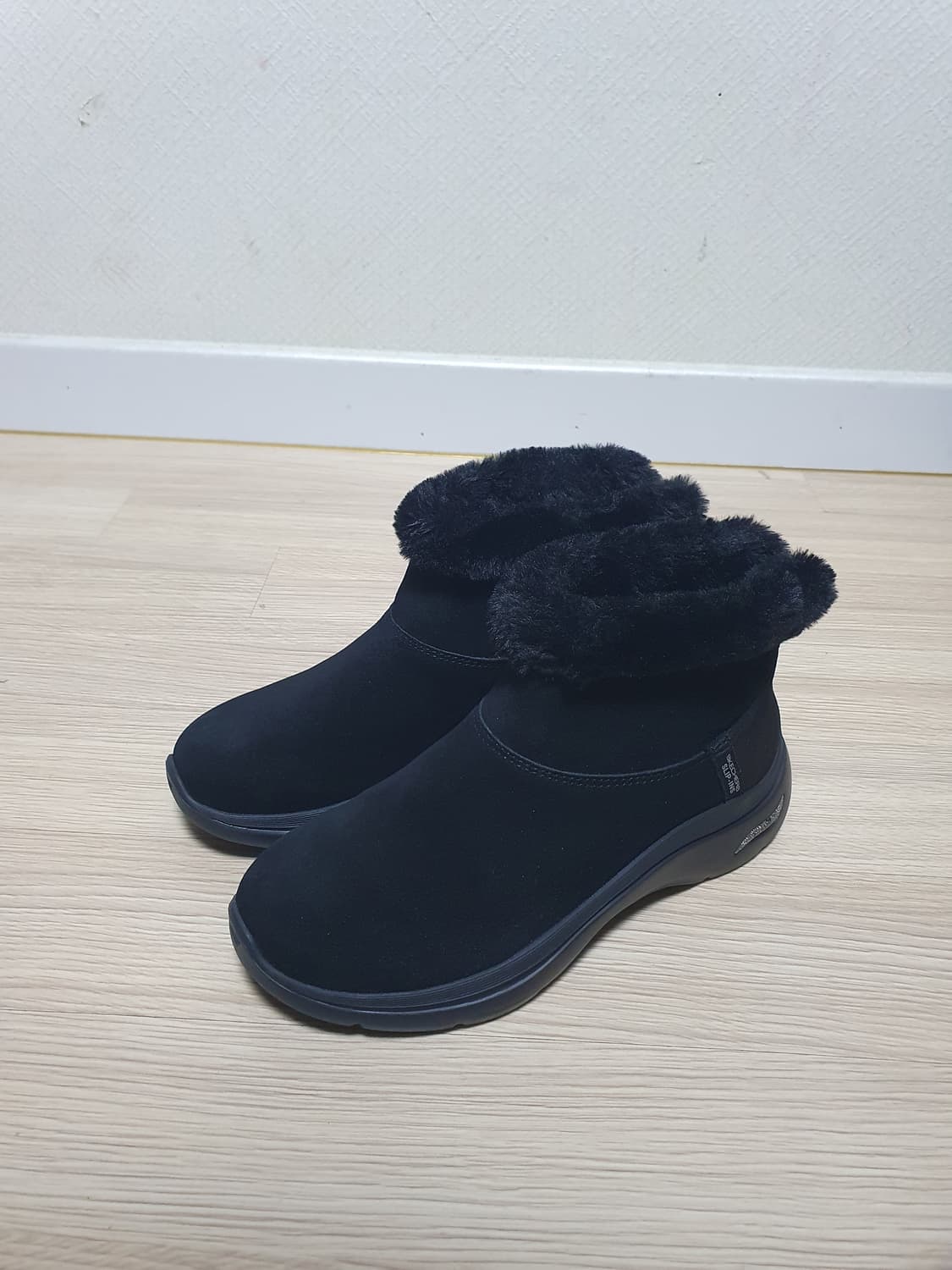 스케쳐스 아치핏 여성 털 부츠 블랙 235 상품이미지4