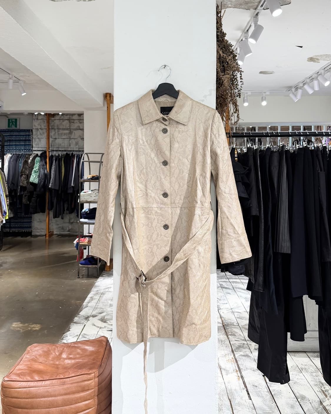 랑방 베이지 램스킨 레더 스네이크 패턴 벨트 트렌치 코트 상품이미지1