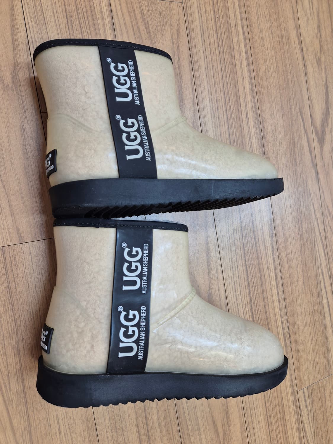 투명한 디자인이 매력적인 UGG 클리어 부츠입니다. EU37 사이즈로,  상품이미지5