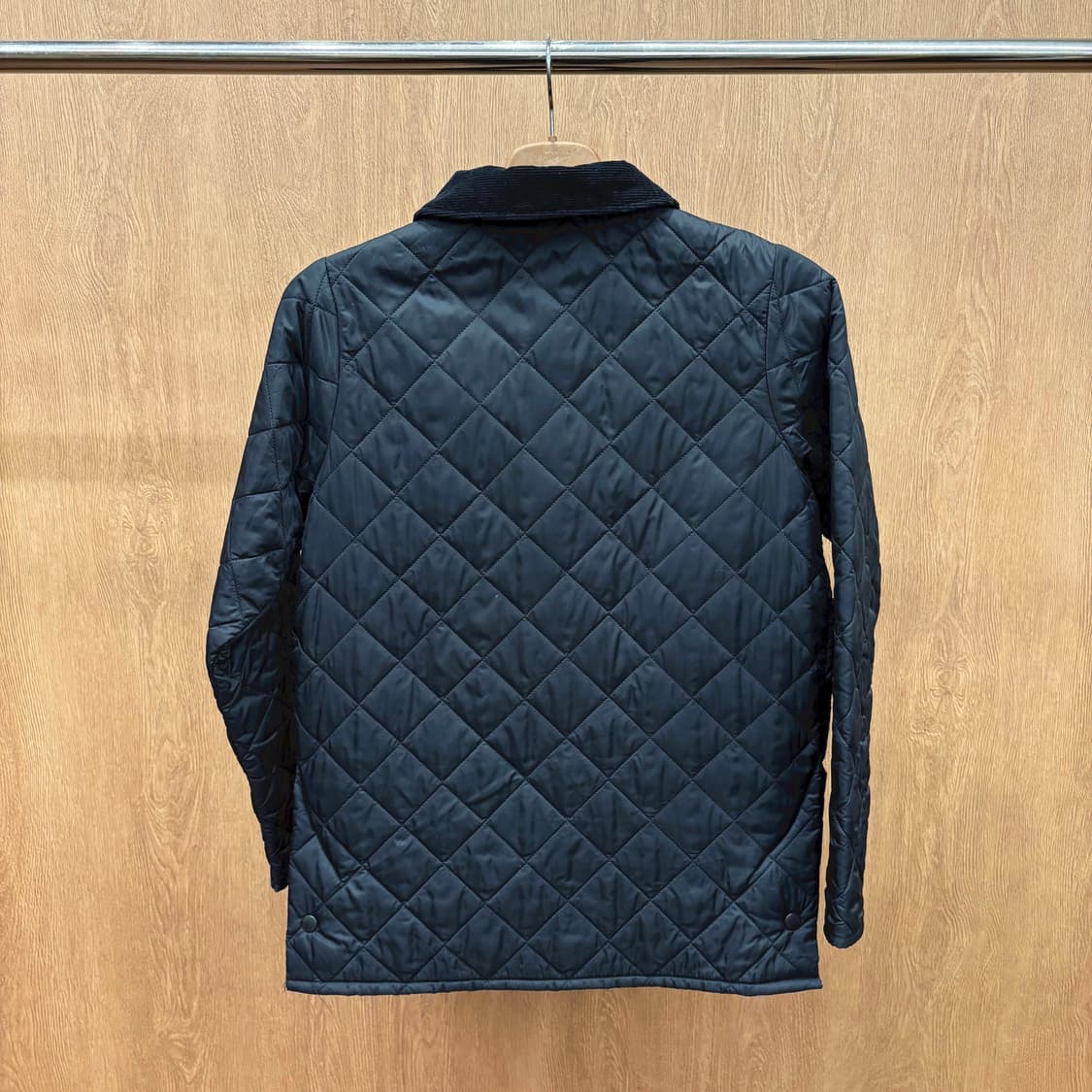 바버 경량 퀄팅 자켓 코듀로이 카라 스냅 버튼 패치 포켓 디테일 블랙 상품이미지3