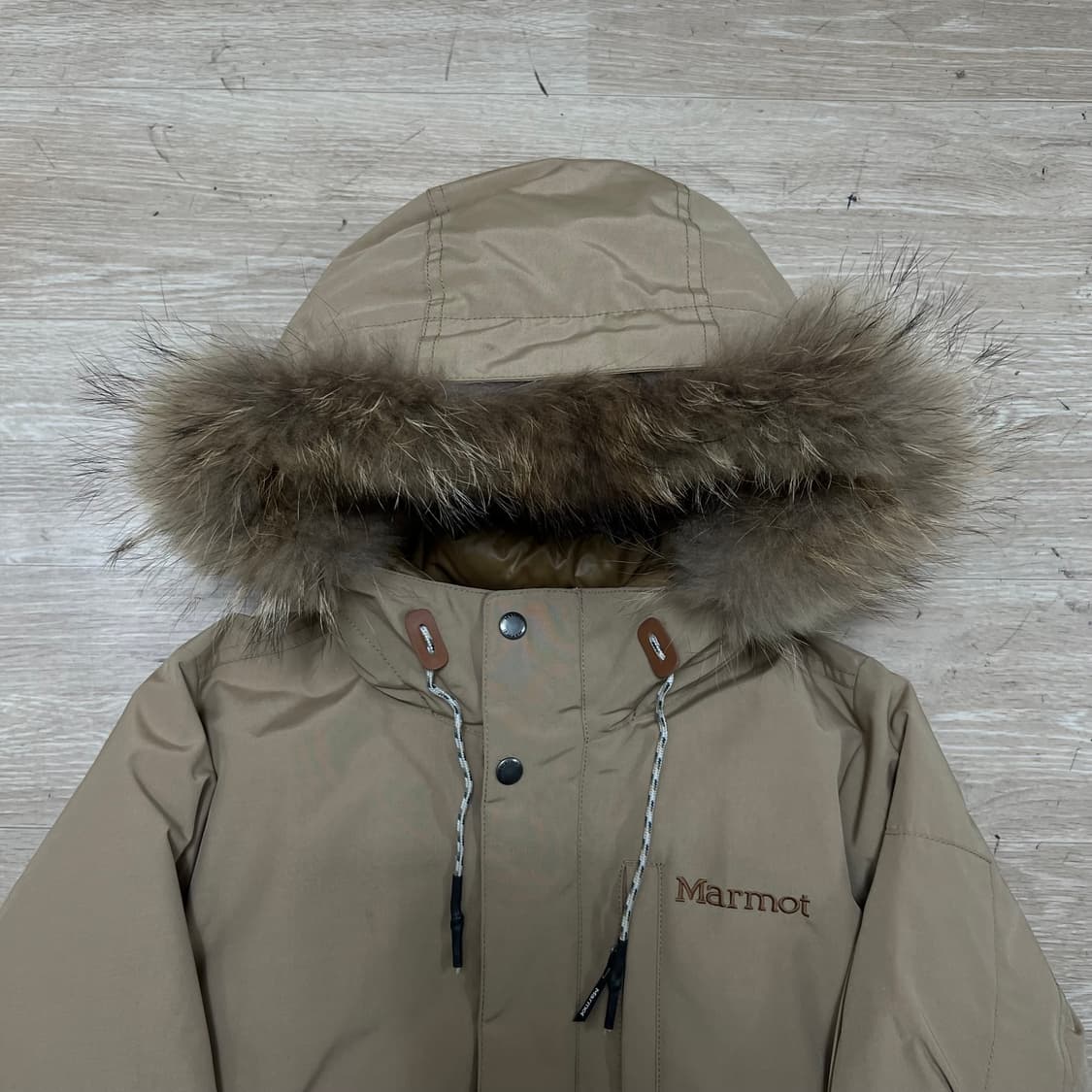 마모트 여성 라쿤퍼 후드 덕다운 야상패딩 점퍼 [베이지] S/85 상품이미지2