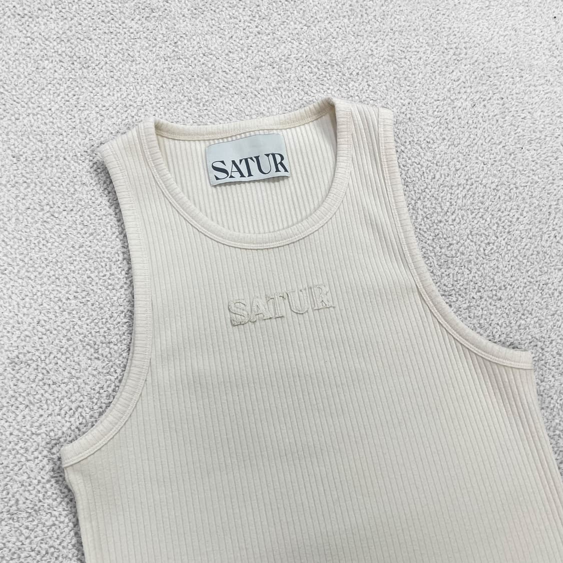 세터 Satur 올데이 아플리케 골지 슬리브리스 상품이미지2