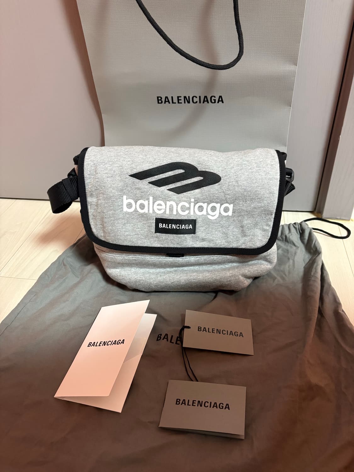 발렌시아가 익스플로러 스몰 메신저백 (새상품) 판매합니다. 상품이미지1