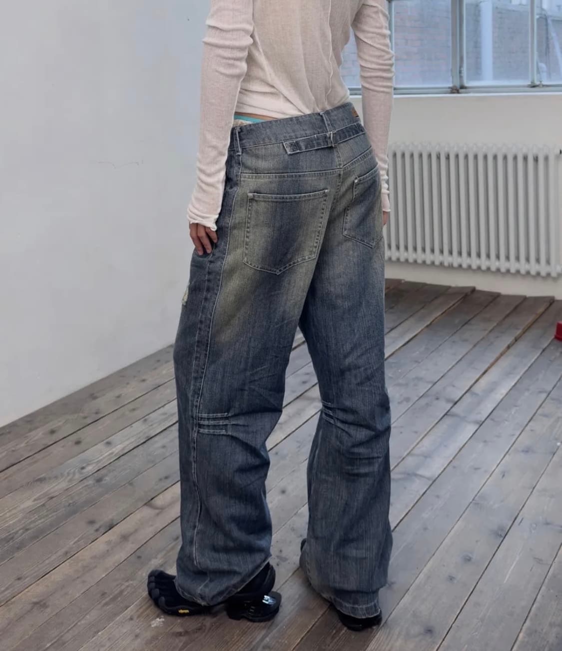 포르테나 CINCH BACK CURVED JEANS-BLUE 상품이미지1