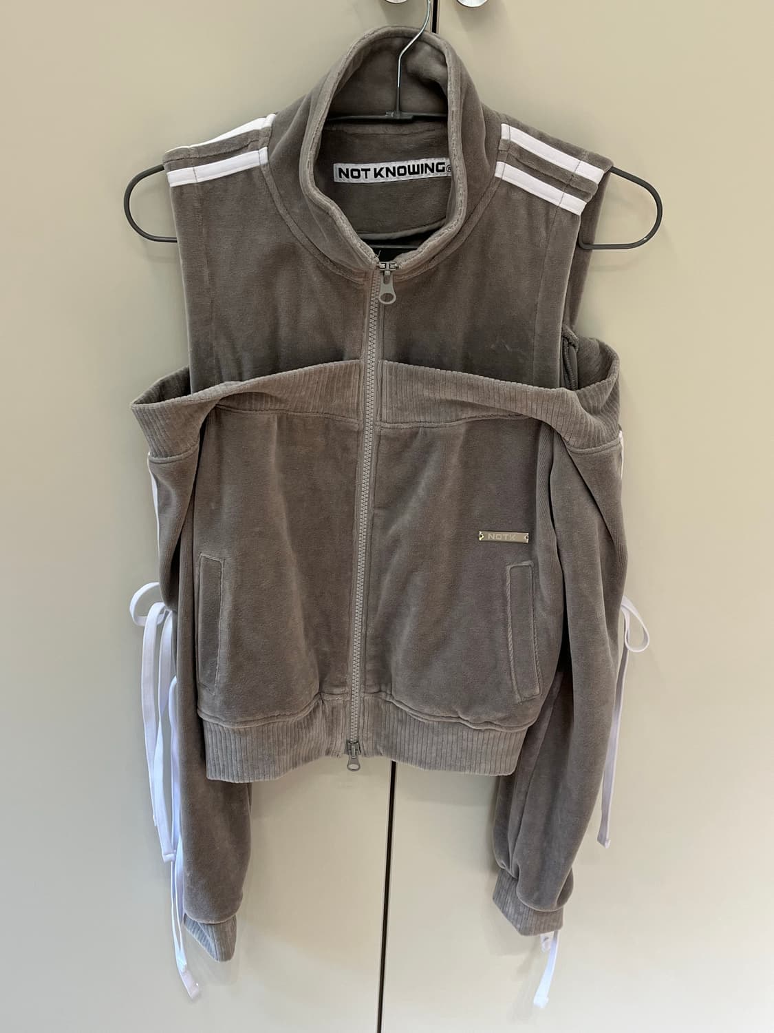 장원영착용)낫노잉 벨벳 리본 져지 상품이미지1