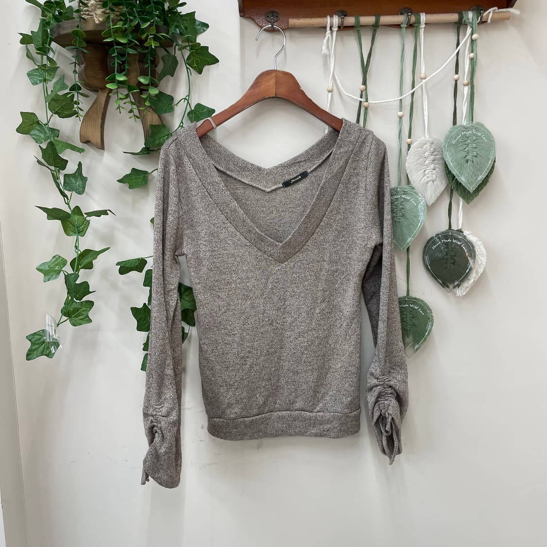 브라운 브이넥 소매 아일릿 셔링 긴팔 니트 상품이미지1