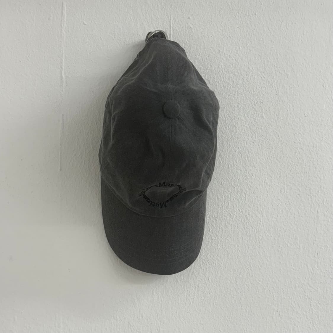 마뗑킴 마카롱 로고 챠콜그레이 볼캡 상품이미지1
