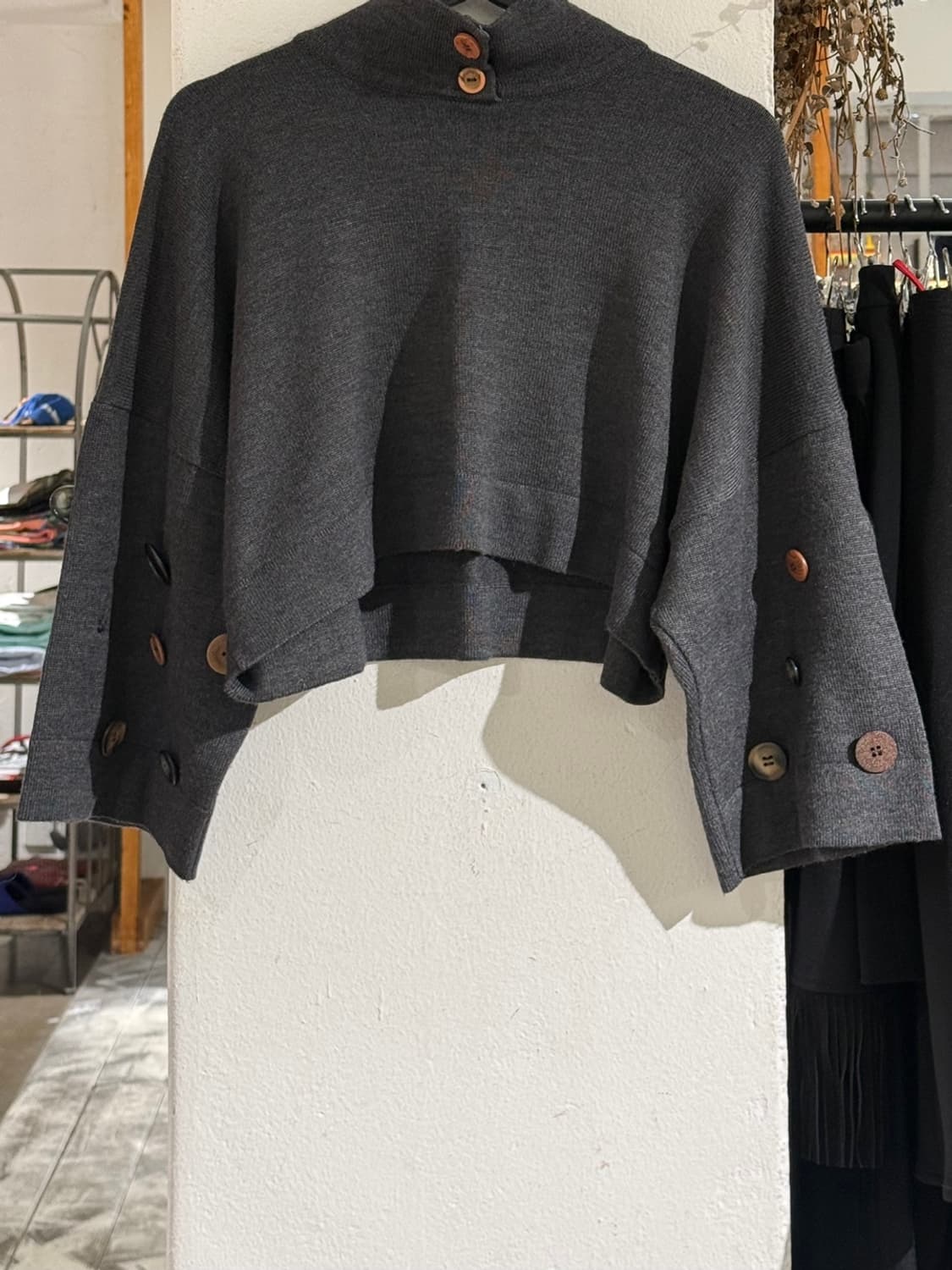 비아 베르디 11 차콜 울 혼방 버튼 와이드 슬리브 크롭 니트 상품이미지5