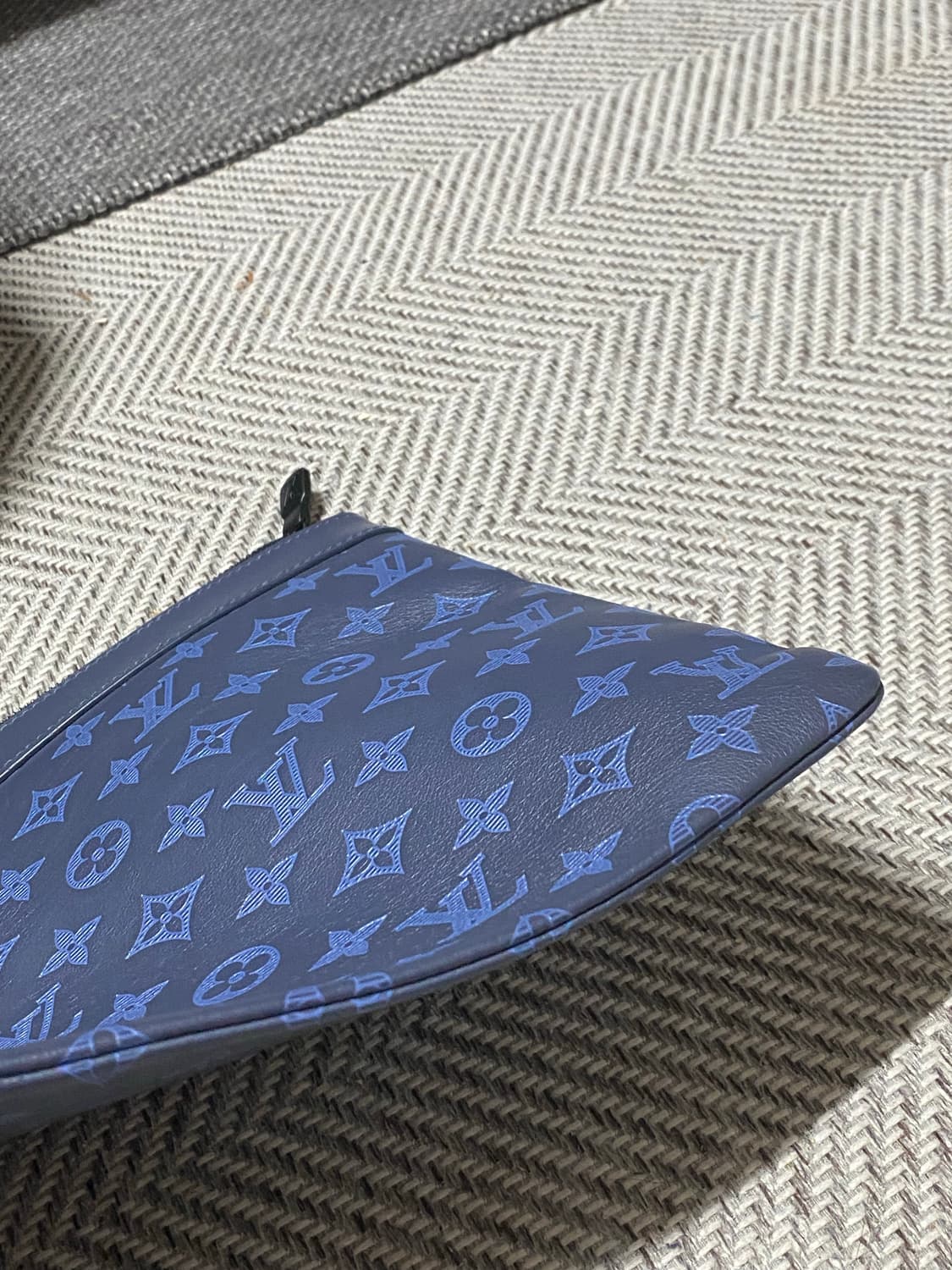 루이비통 이클립스 쉐도우 포쉐트 디스커버리 클러치 네이비 상품이미지4