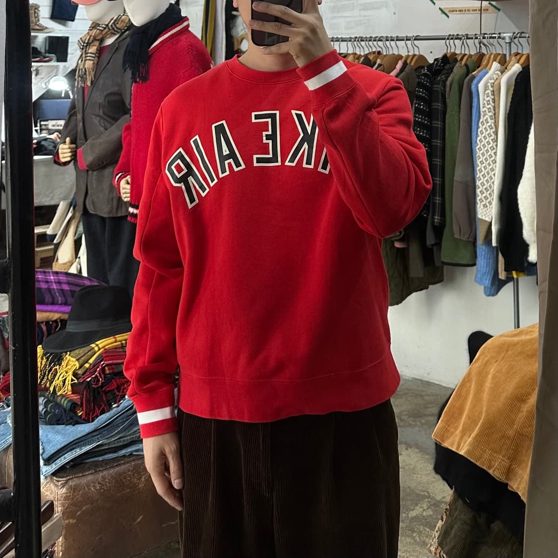 (착용컷) 나이키 에어 스웻 셔츠 (남성용 100) 상품이미지3