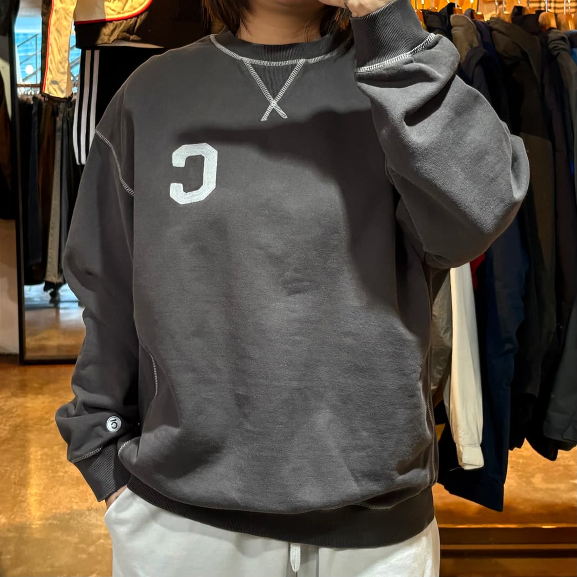 커버낫 차콜 맨투맨 상품이미지1