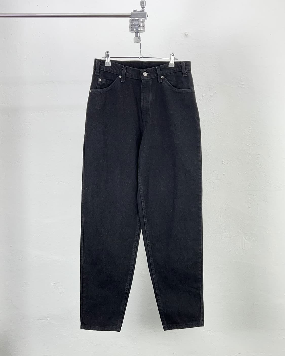 리바이스 560 루즈 테이퍼드 오렌지 탭 블랙 데님 팬츠 상품이미지1