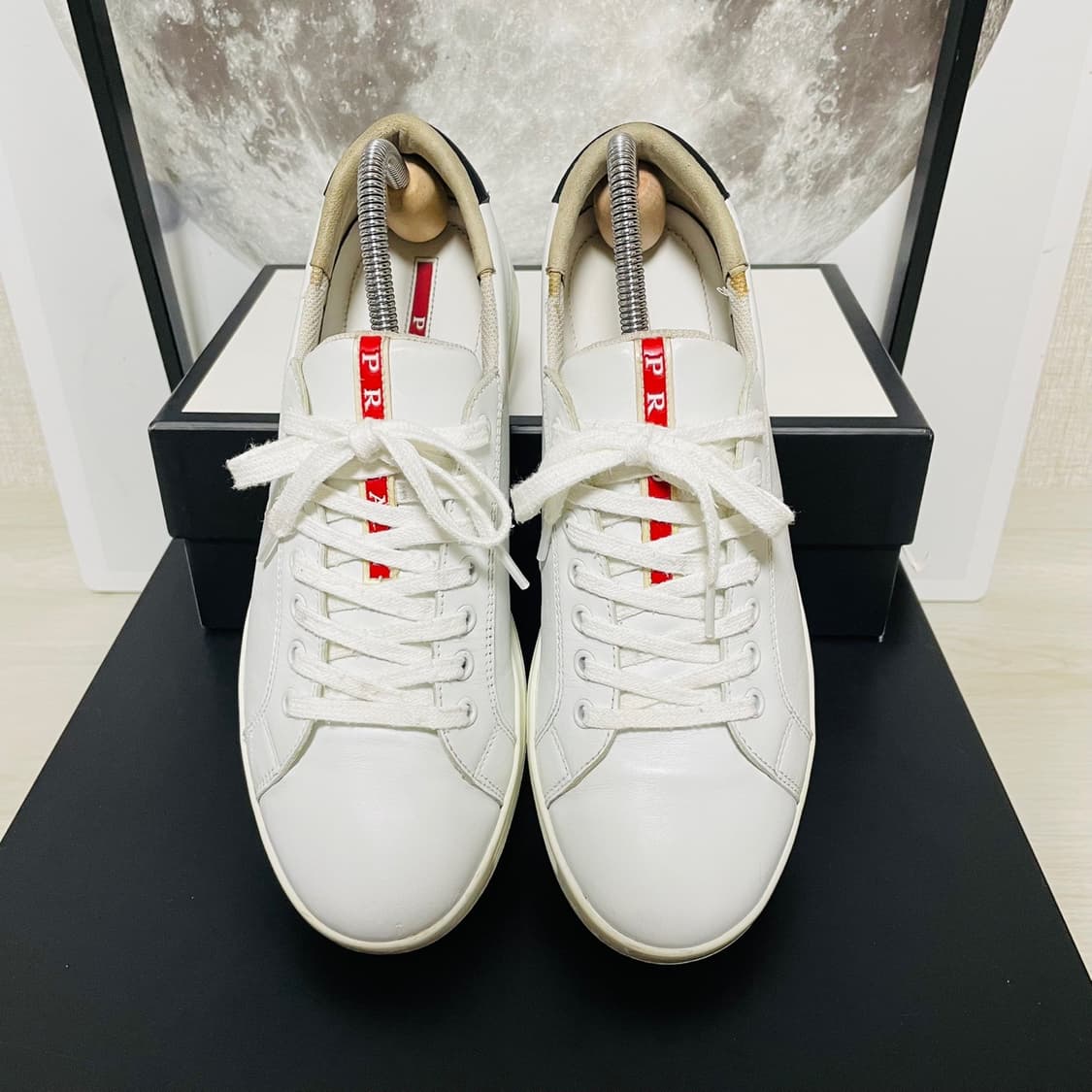 정품 7) 프라다 화이트 로고 스니커즈 270~275 상품이미지1