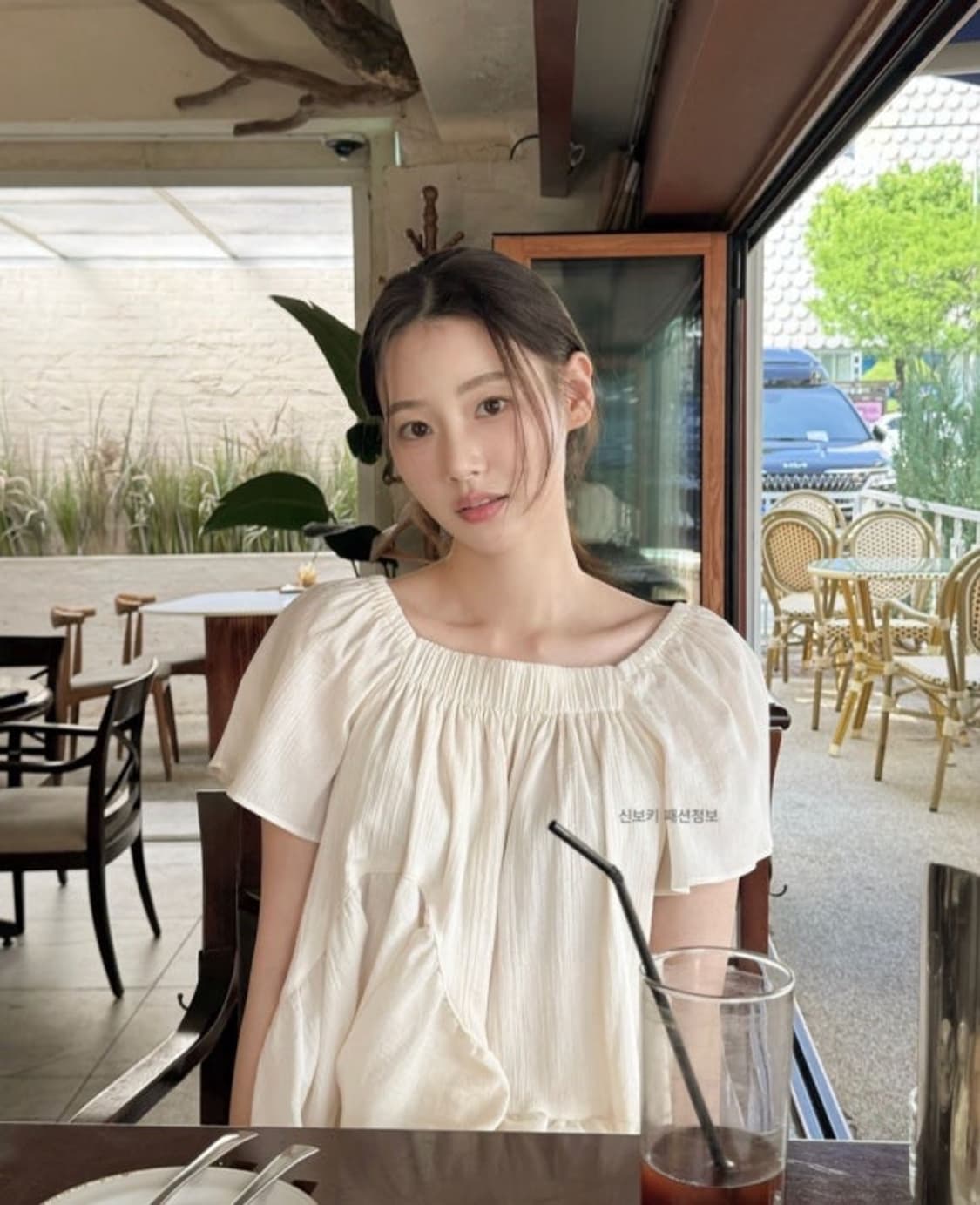 킨더살몬 스퀘어넥 러플 블라우스 환승연애 유정 상품이미지2