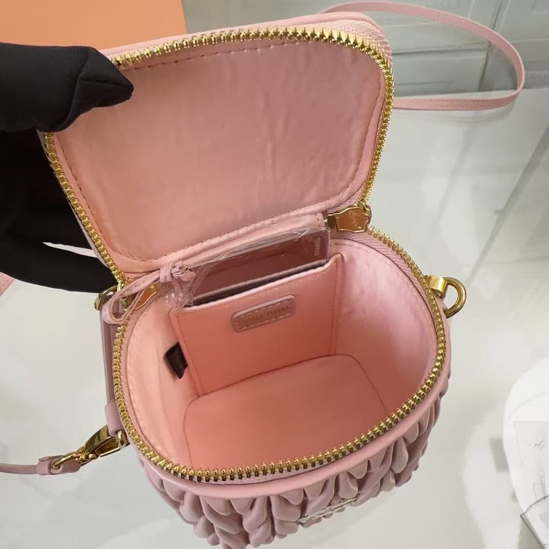 미우 미우 마테라쎄 나파 레더 미니 파우치 알라바스터 핑크 상품이미지7