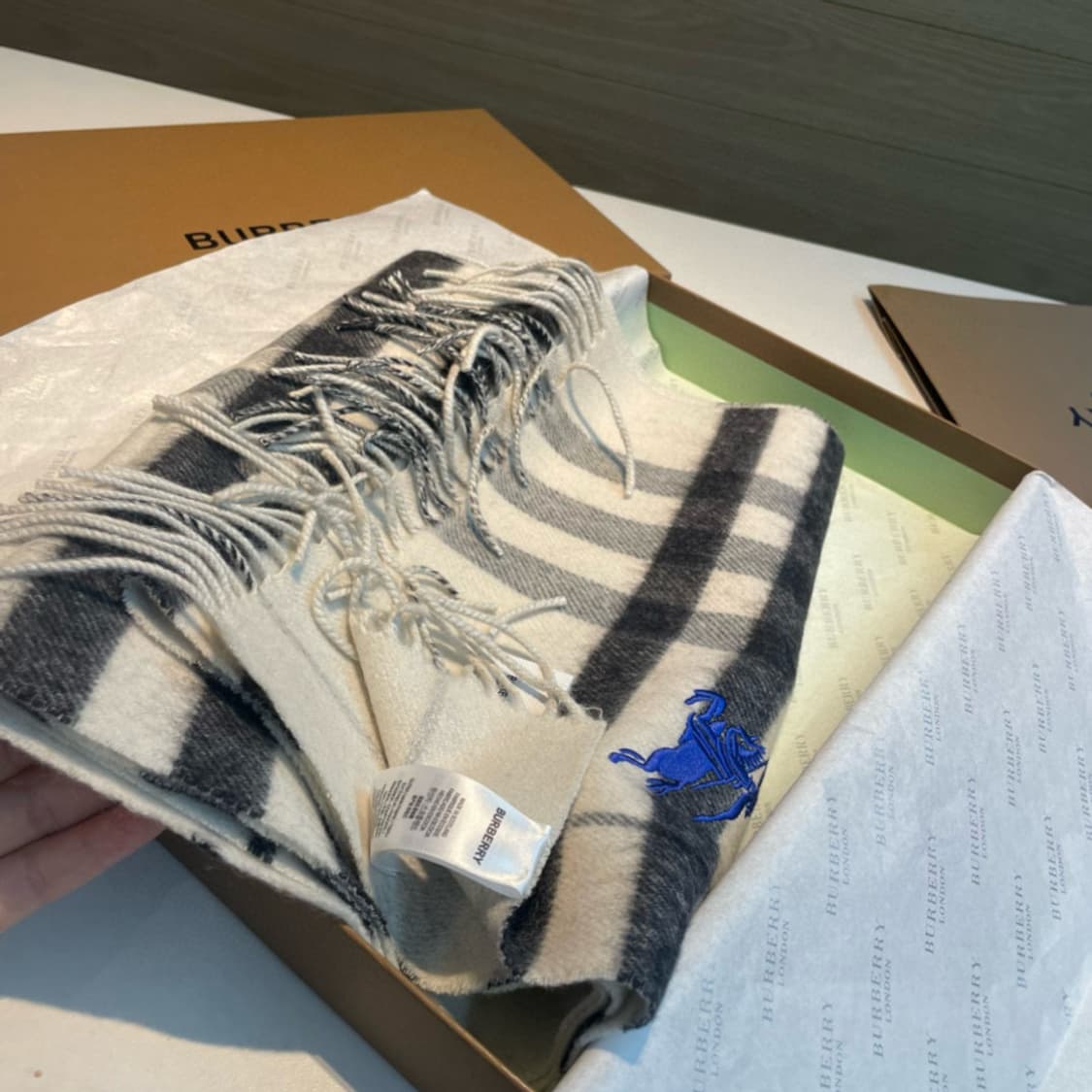 버버리숙녀 리버서블 스카프
 상품이미지2