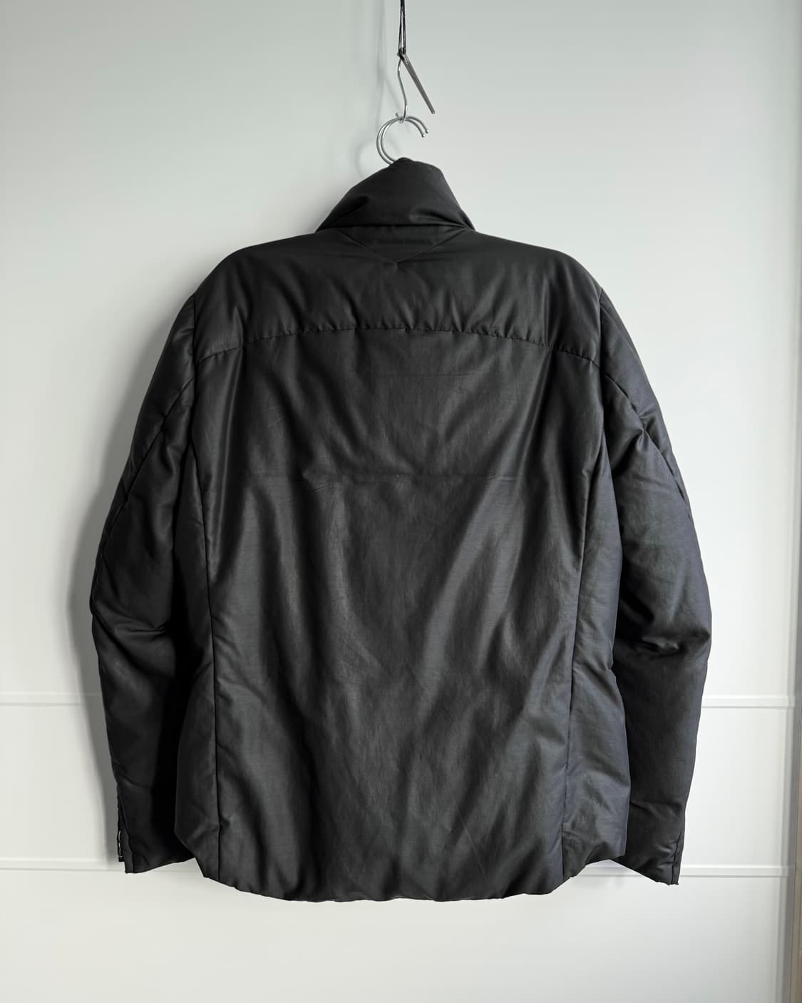 카즈유키 쿠마가이 사선 하이넥 다운 자켓 상품이미지2