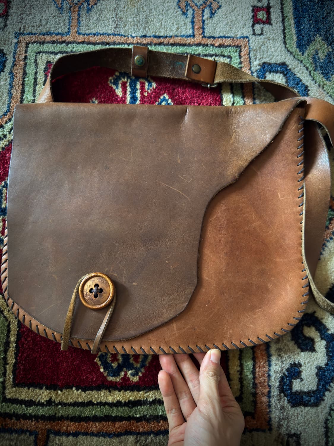 Oak wood button Amber Stitch 레더 크로스백 상품이미지2