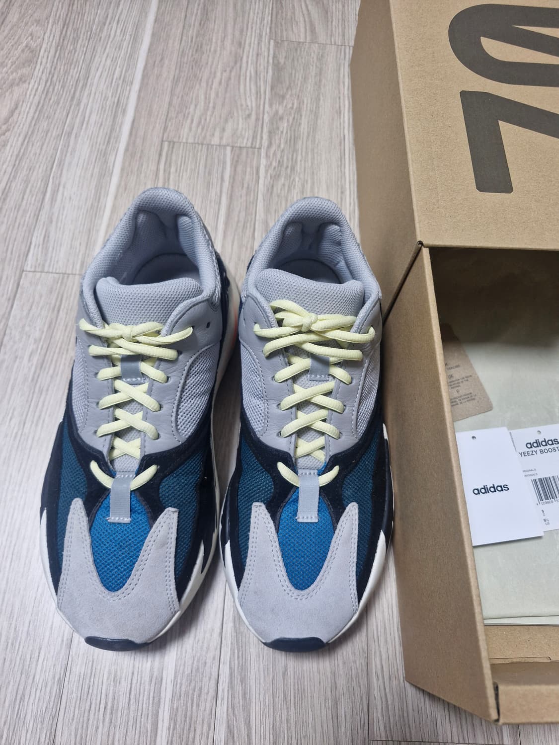 아디다스 이지부스트 700 웨이브러너 상품이미지1