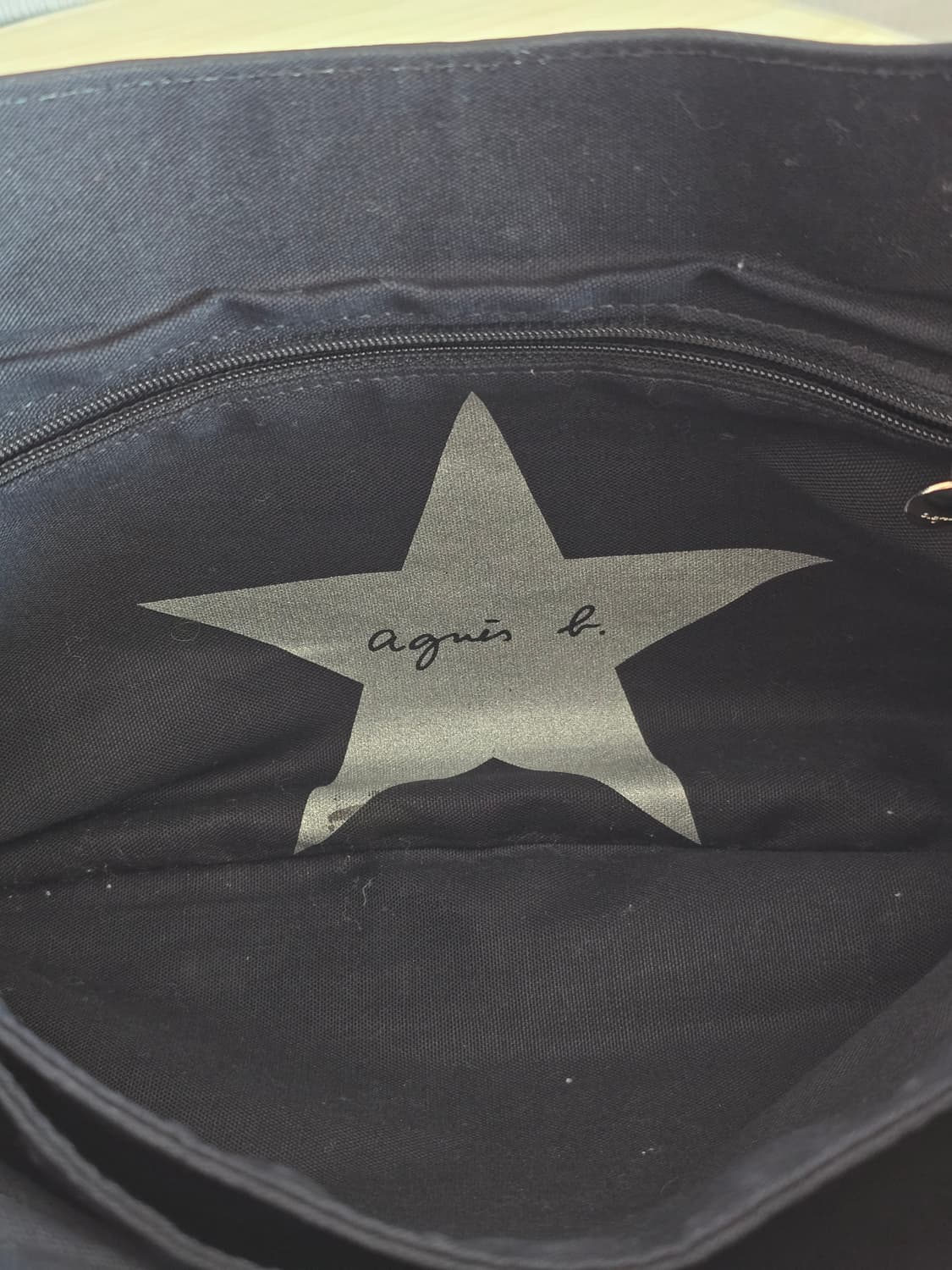 Agnes B 아네스베 블랙 에나멜 토트백 상품이미지5