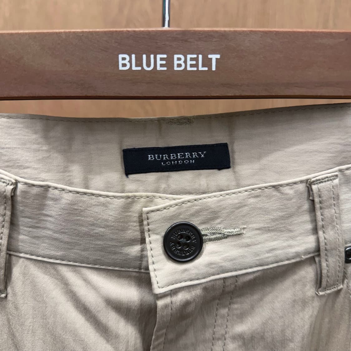 버버리 런던 슬랙스 팬츠 백 포켓 힙 요크 레더 패치 디테일 베이지 상품이미지7