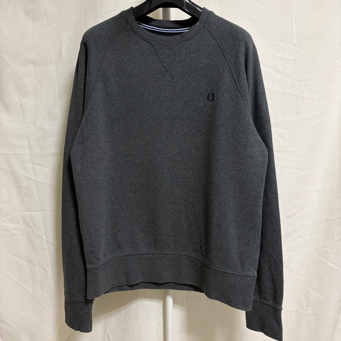 프레드페리 로고 자수 맨투맨 스웻셔츠 / 차콜, M 상품이미지1