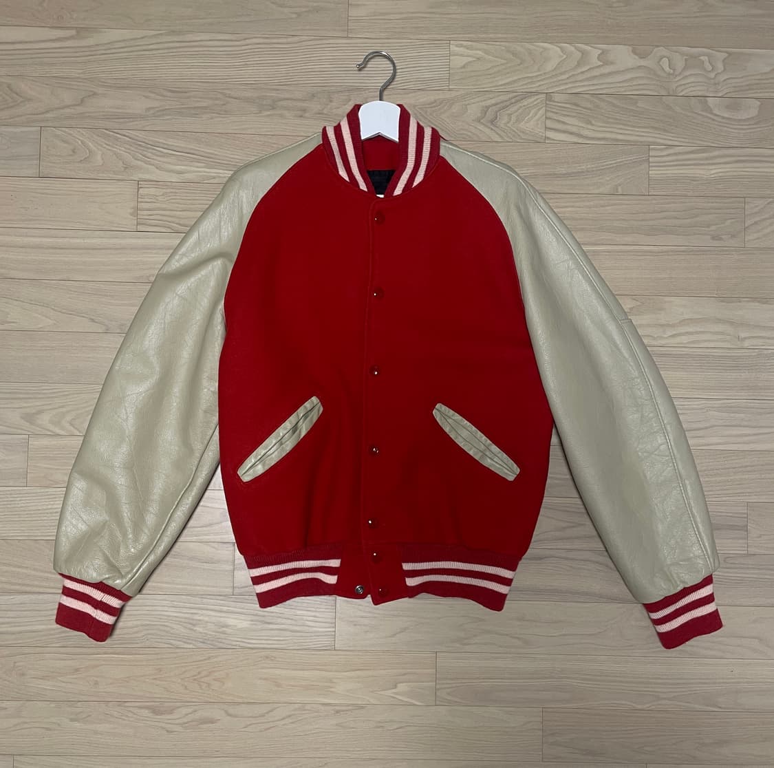 DeLong 바시티 자켓 M 판매합니다. 상품이미지1