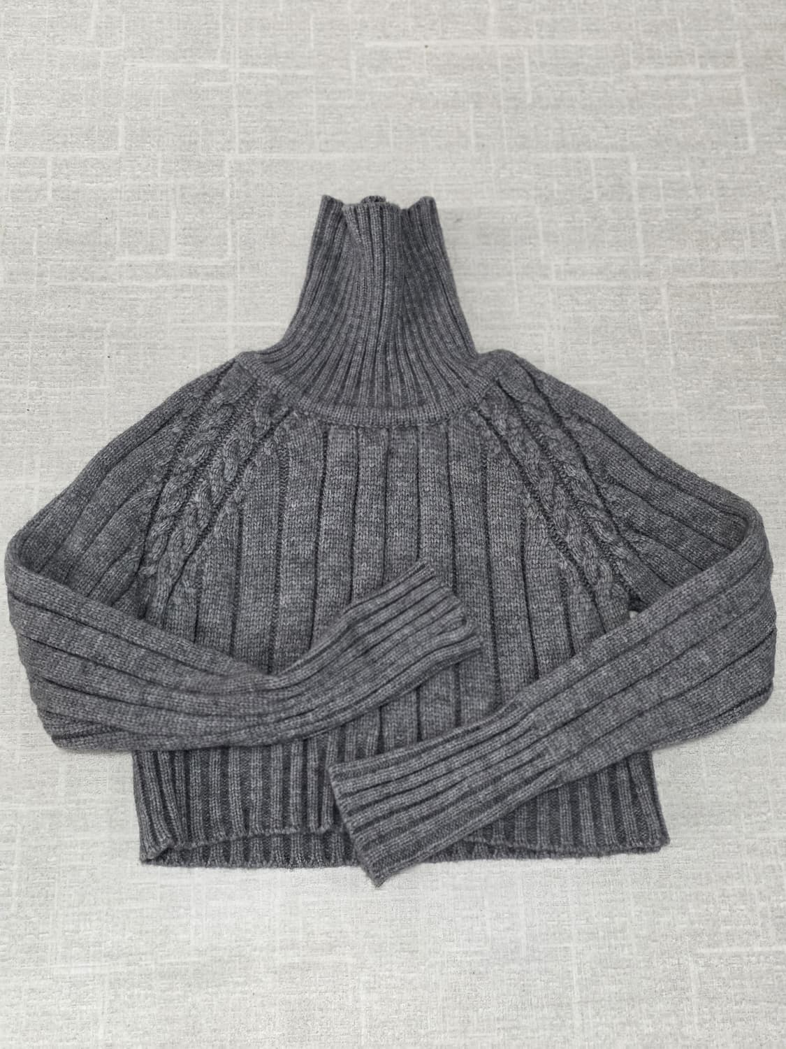 그레이 케이블 터틀넥 크롭 니트 상품이미지3