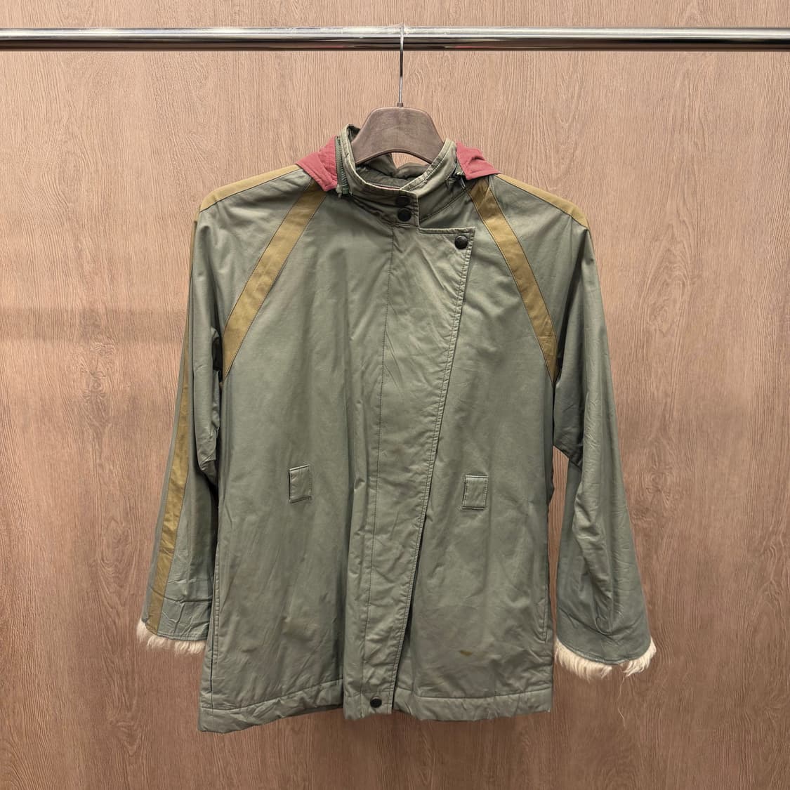 지방시 야상 자켓 후드 퍼 트리밍 배색 라인 레드 코튼 안감 디테일 카키 상품이미지2