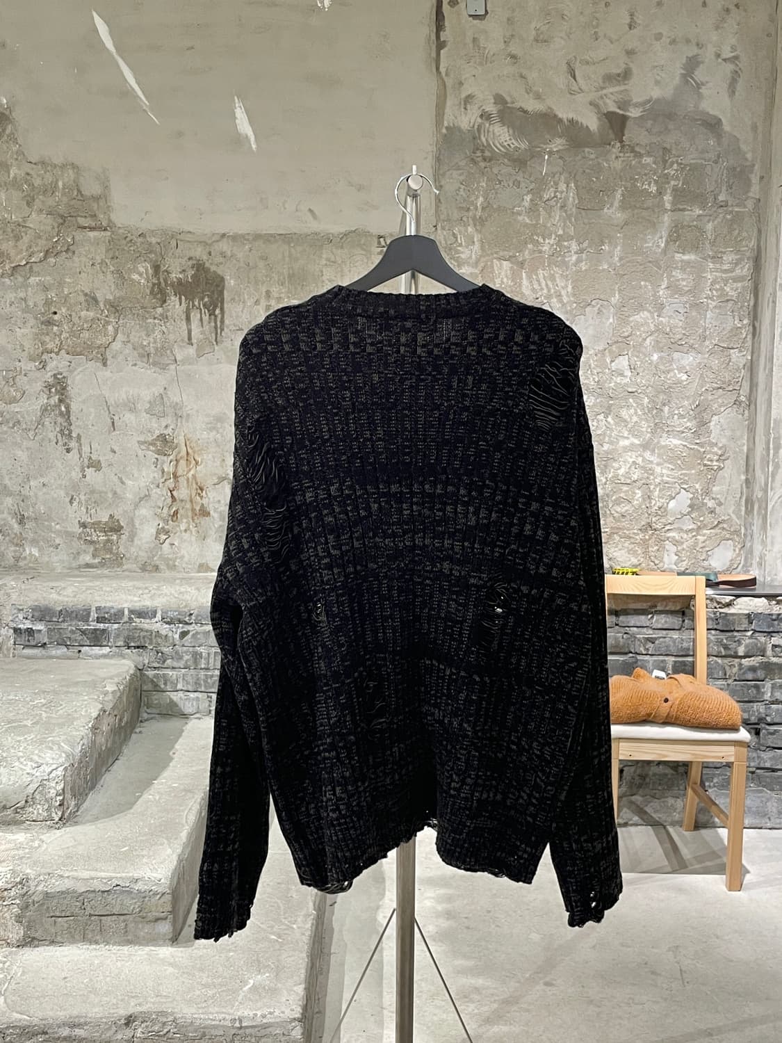 메인부스 블랙 프래자일 클럽 데미지 스웨터 상품이미지6