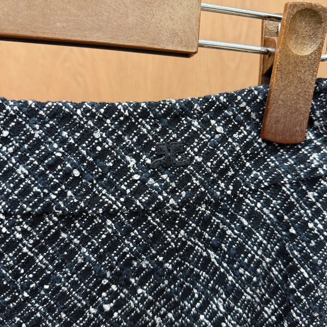 꾸레쥬 트위드 미디 스커트 밑단 프린지 디테일 플레어핏 블랙 상품이미지6