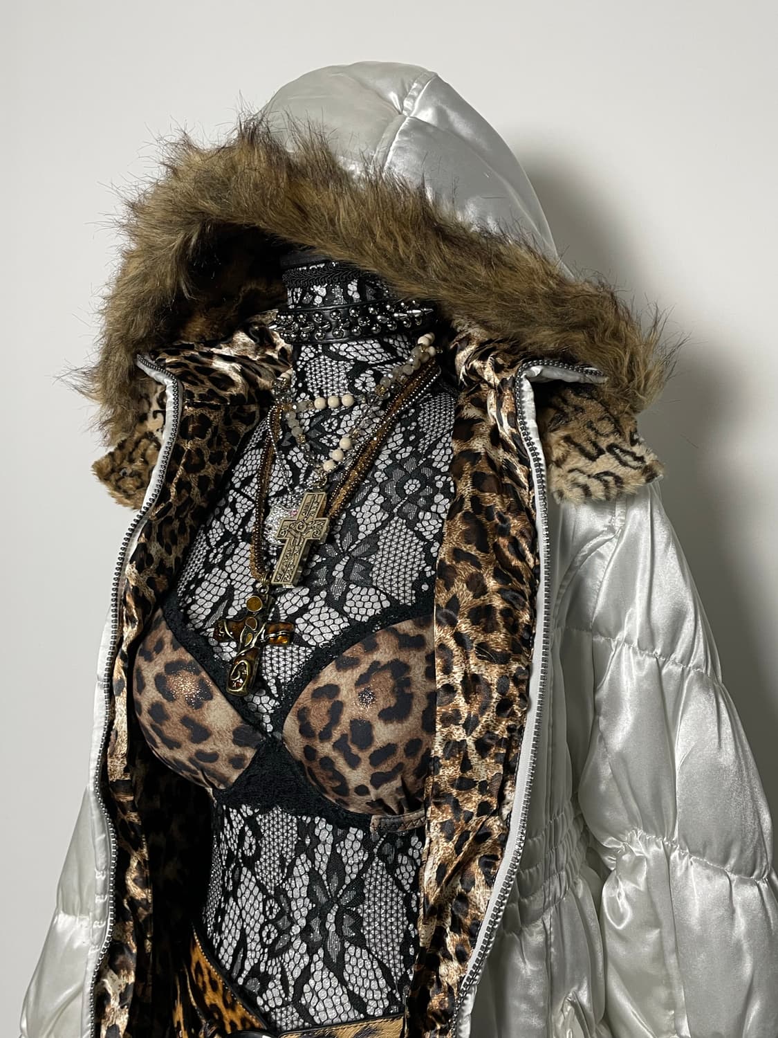 SKY BOMBER 스카이봄버 호피 실크 유광 화이트 실버 패딩자켓 상품이미지3