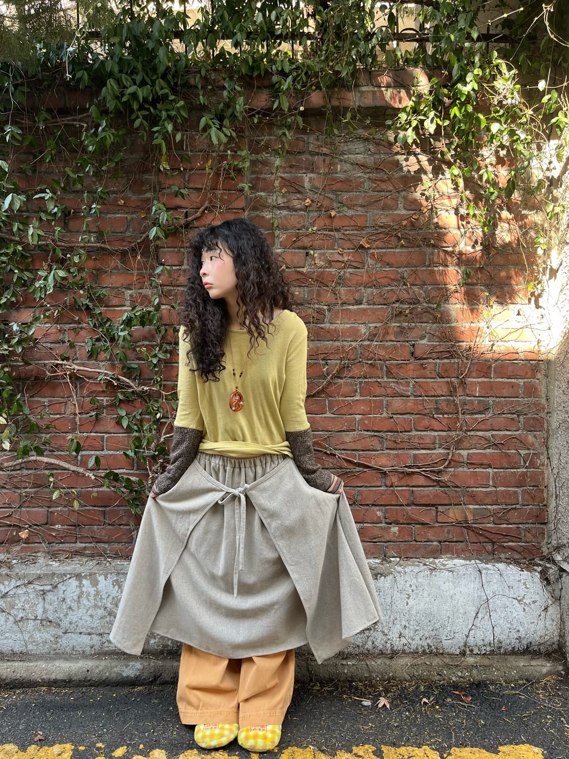 오트밀 랩 포인트 미디스커트 상품이미지1