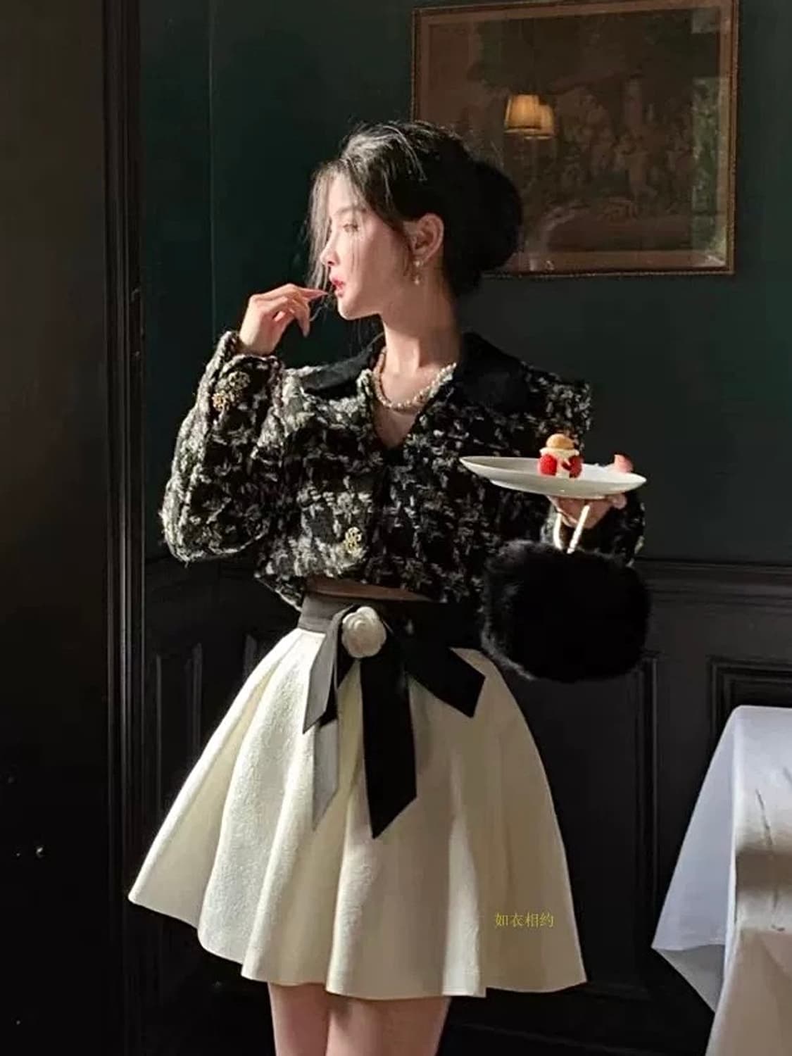 Lattitude 블랙카라 브이넥 울 트위드 크롭 자켓 상품이미지5