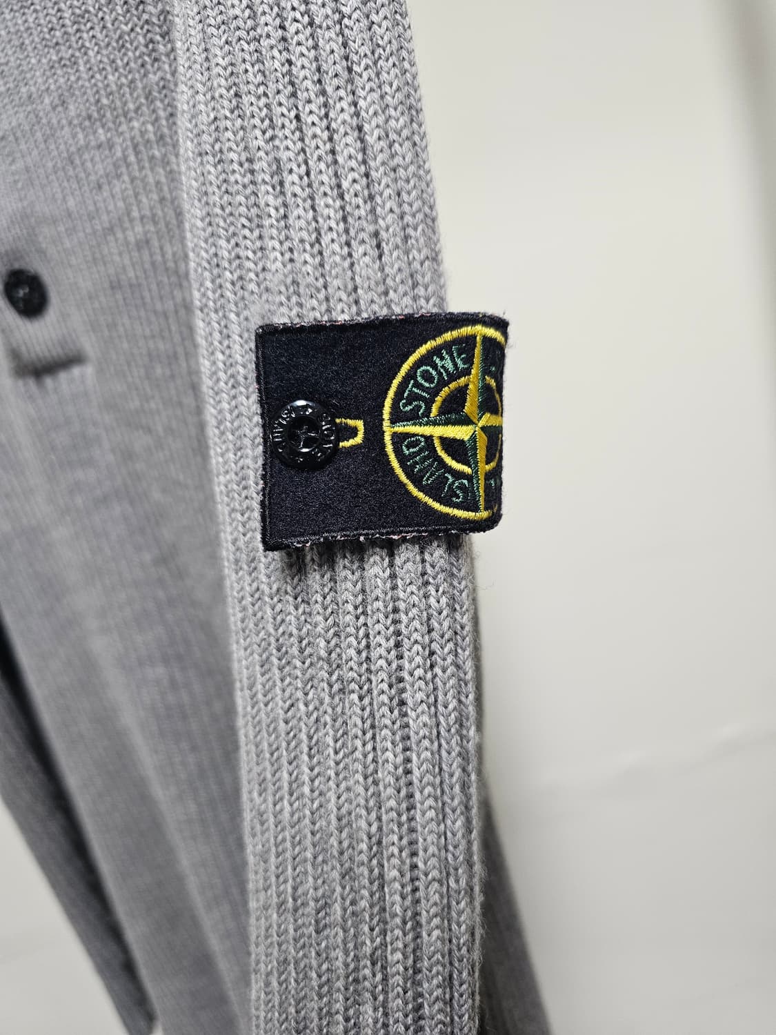 스톤아일랜드 골지 버튼 넥집업 니트 상품이미지3