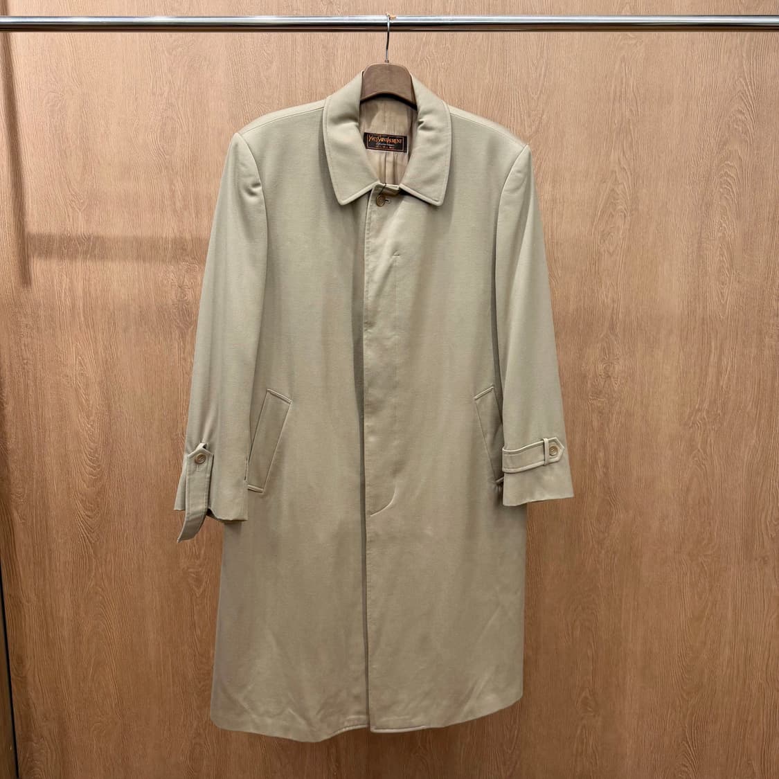 입생로랑 미니멀 싱글 코트 레귤러 카라 사이드 사선 포켓 디테일 베이지 상품이미지2