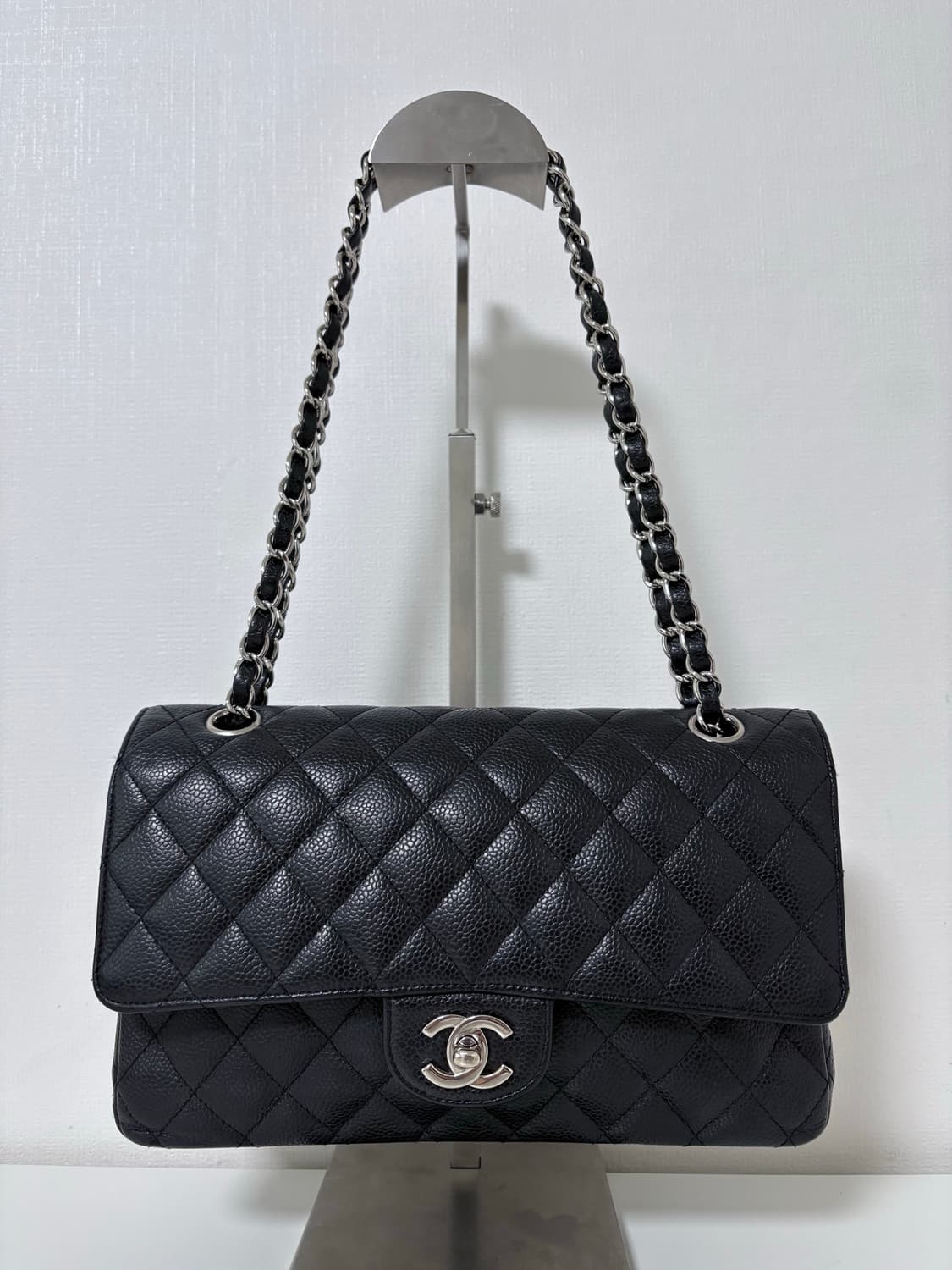 샤넬 클래식 미듐 캐비어 은장백 상품이미지1