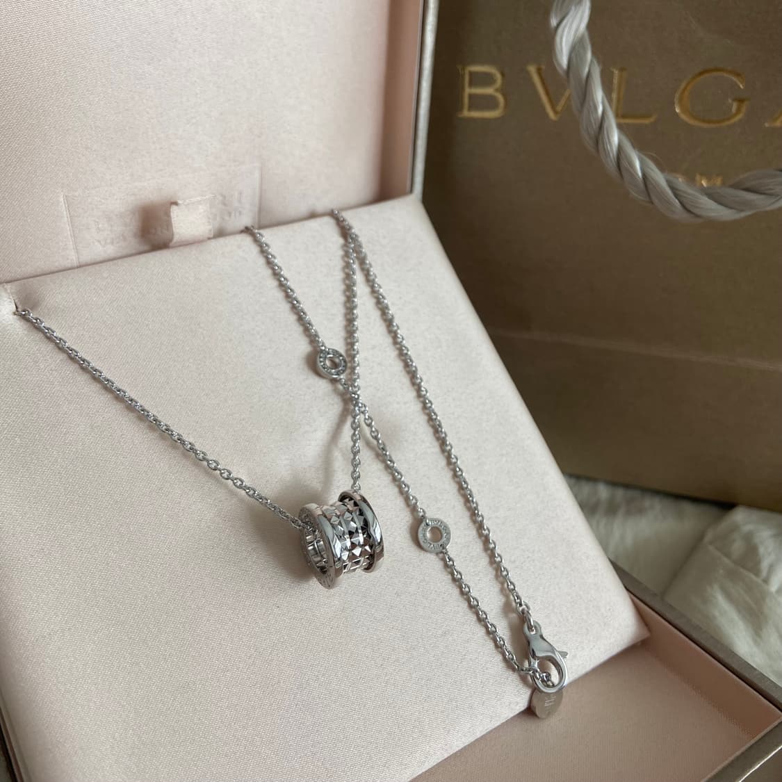 [정품] 불가리 네크리스 화이트골드 록 스터드 풀박스 상품이미지4