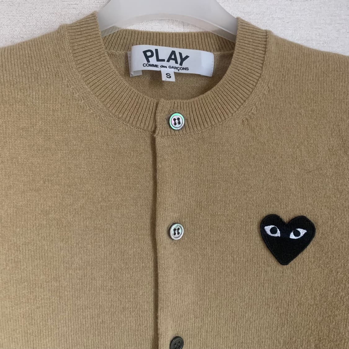 [s] 꼼데가르송 블랙 하트 와펜 가디건 베이지 상품이미지7