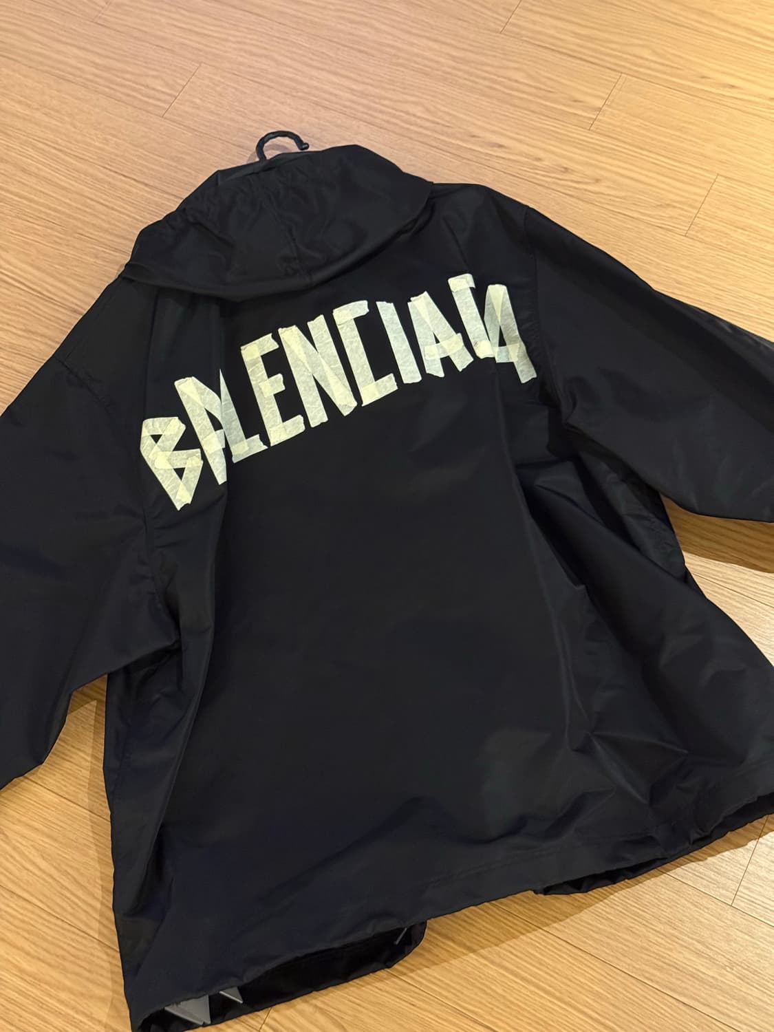 발렌시아가 테이프 로고 바람막이 M 새상품 상품이미지1