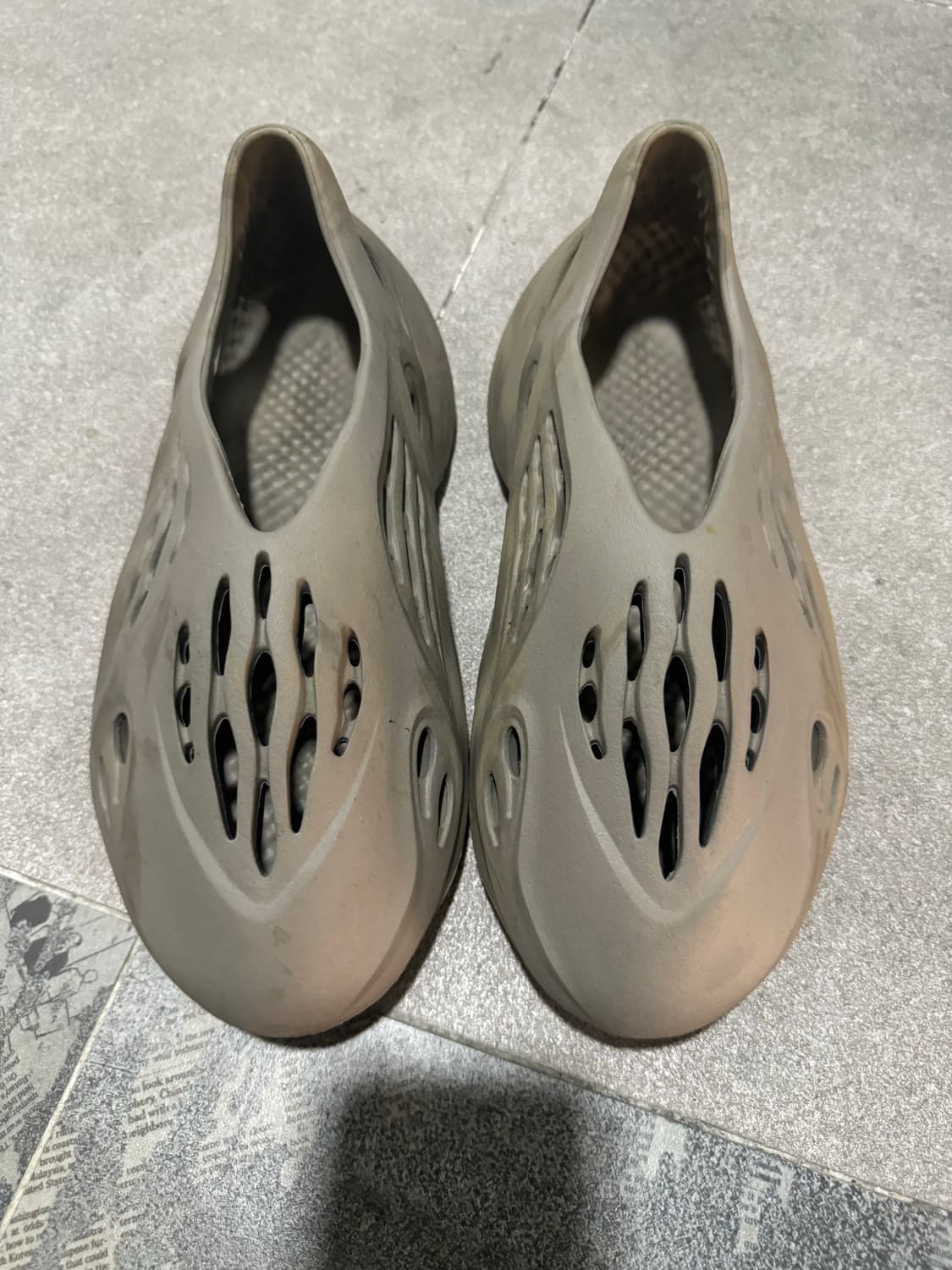 [275] 아디다스 이지 폼 러너 스톤세이지 판매 상품이미지1