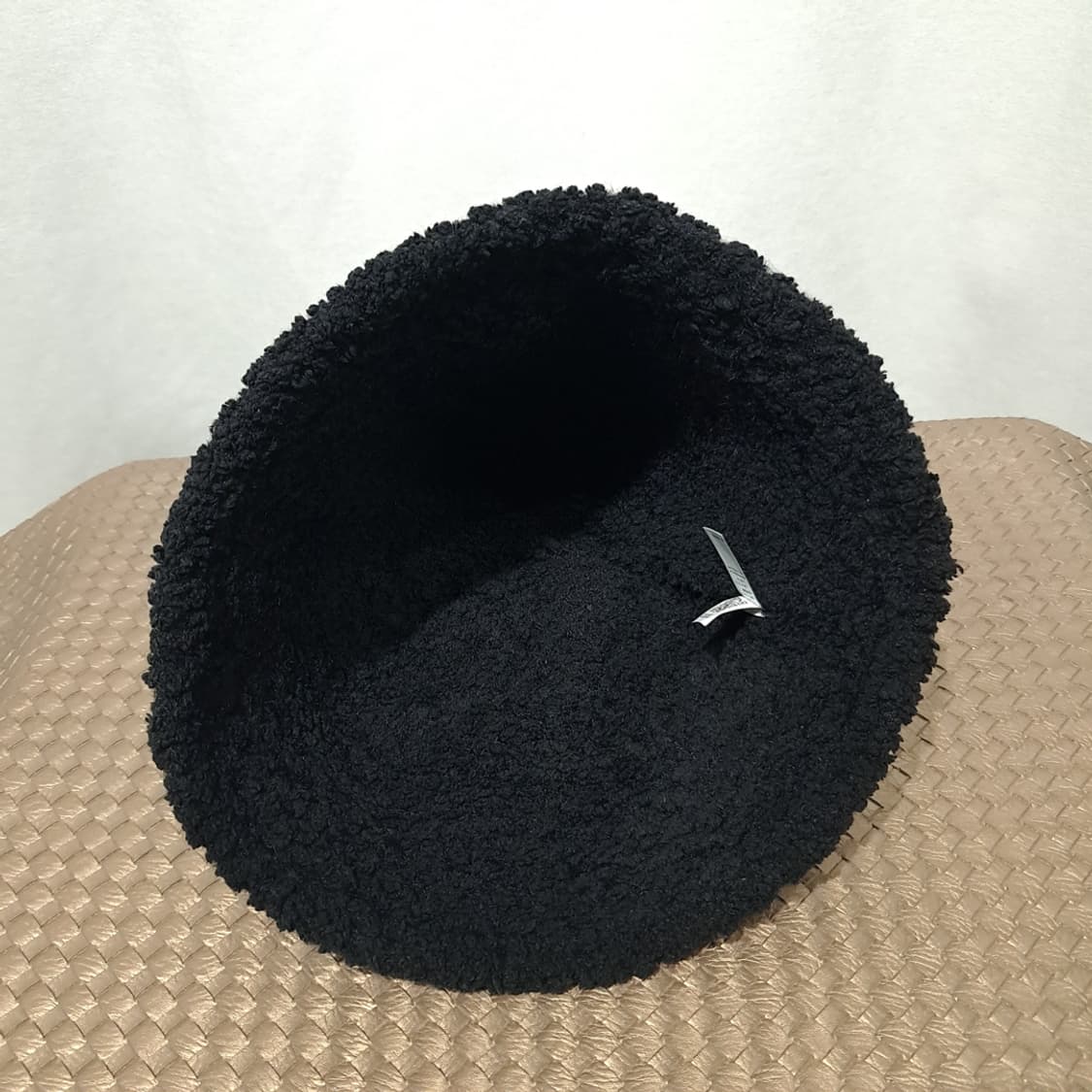 휠라 블랙 뽀글이 후리스 톤온톤 로고 자수 벙거지 햇 P2019 상품이미지5