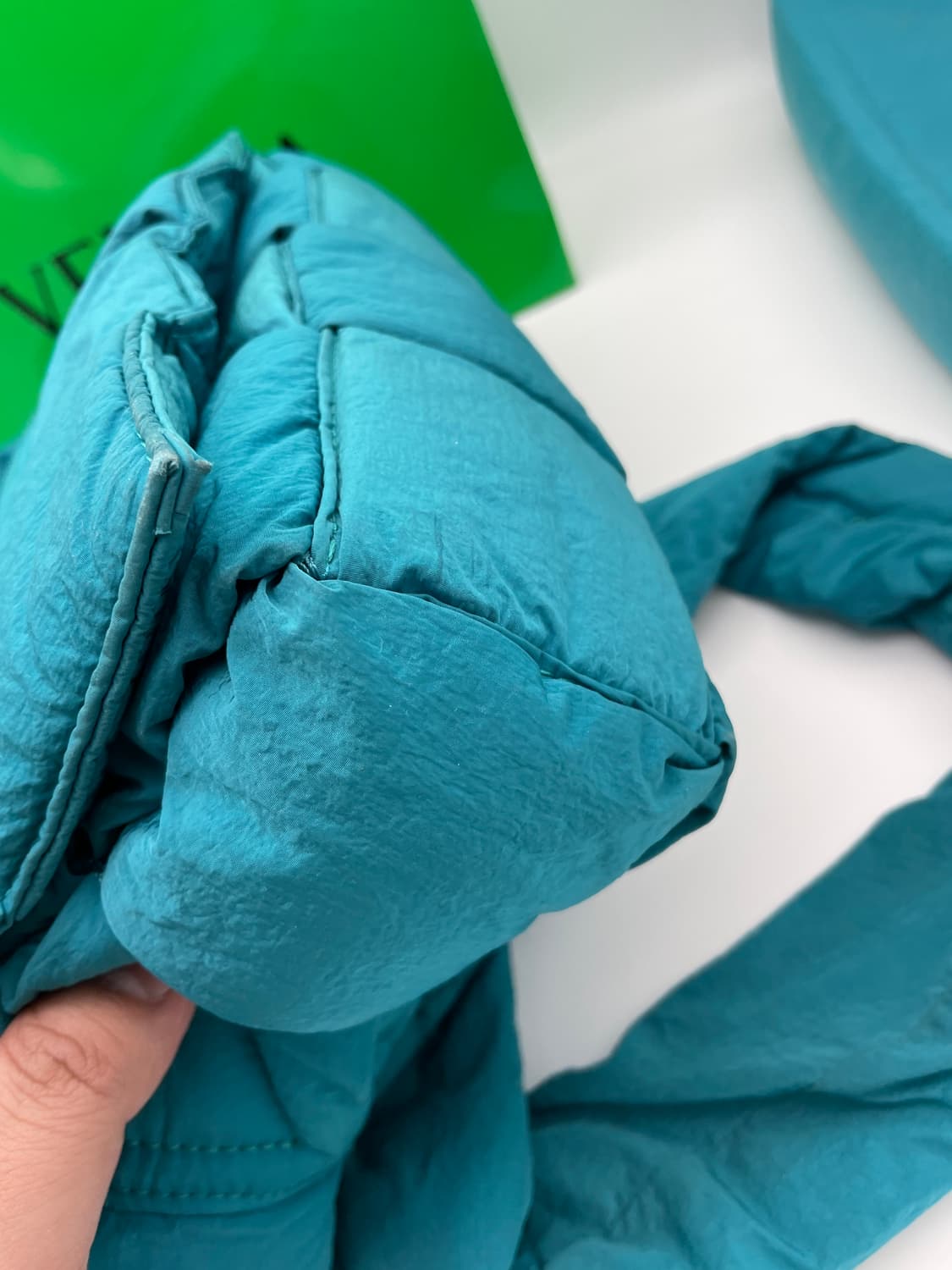 [ 정품 ] 보테가베네타 패딩 카세트백 블루그린, 최저가 상품이미지6