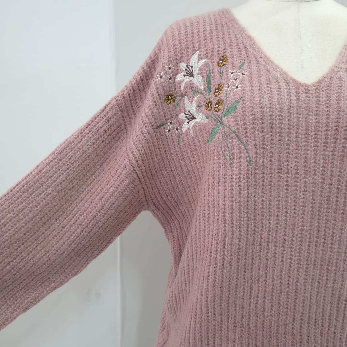 INGNI 플라워 자수 브이넥 루즈 니트 상품이미지5