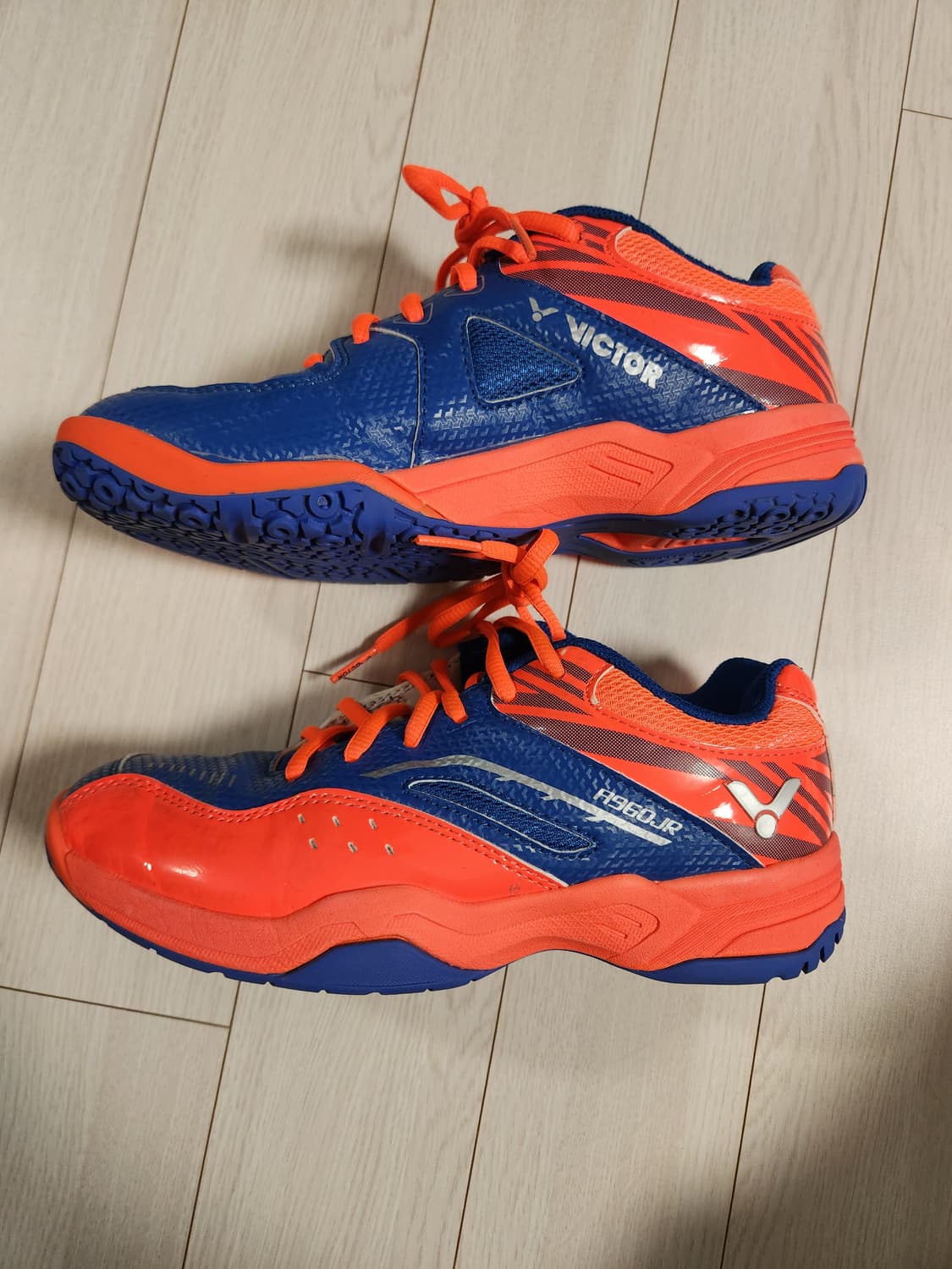 빅터 배드민턴화 사이즈230


여러 중고사이트에도 같이 판매하고 있어서 상품이미지6