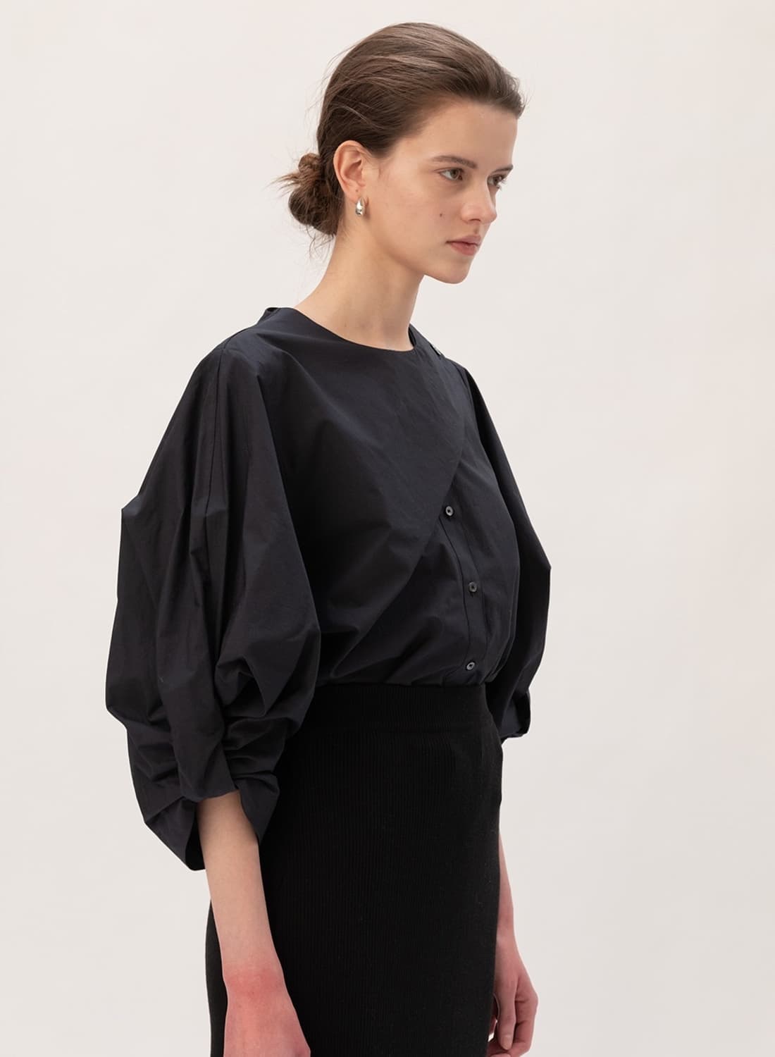 킨더살몬 트위스트 볼륨 블라우스 다크네이비 상품이미지2